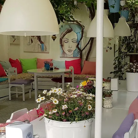 Ferah Monica's Place 호스텔 *