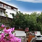 Ferah Monica's Place Albergue *