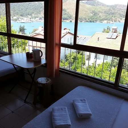 Ferah Monica's Place 旅馆